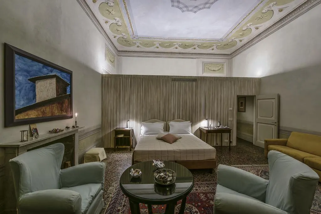 Torre Dei Lari Residenza D'Epoca Bed and Breakfast Florence